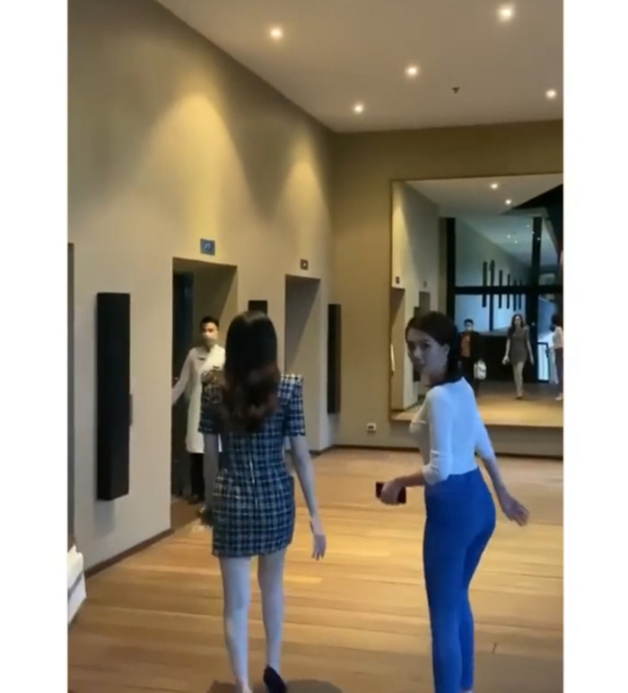 Nhìn từ phía sau, dáng vóc, đường cong nuột nà của cả Ngọc Trinh và Hương Giang nhanh chóng khiến nhiều người ghen tỵ.  