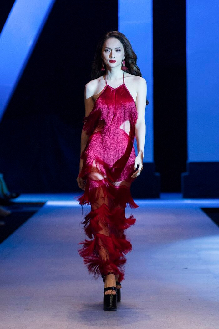 Thế mới nói, chỉ là do không may mắn chứ trình catwalk của Hương Giang, Ngọc Trinh chẳng hề kém cạnh ai. 