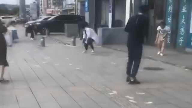 Người dân nhặt tiền rơi trên đất.&nbsp;