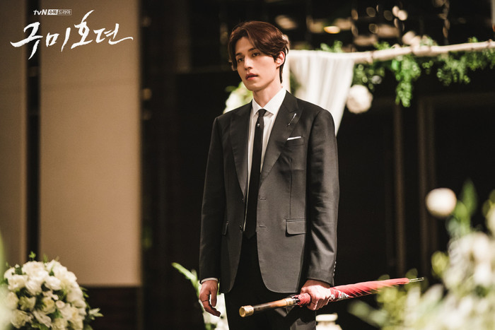 'Bạn trai tôi là hồ ly' tung poster ma mị: Lee Dong Wook - Jo Bo Ah ôm ấp, nhìn nhau đắm đuối Ảnh 7