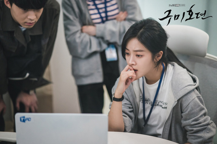 'Bạn trai tôi là hồ ly' tung poster ma mị: Lee Dong Wook - Jo Bo Ah ôm ấp, nhìn nhau đắm đuối Ảnh 8