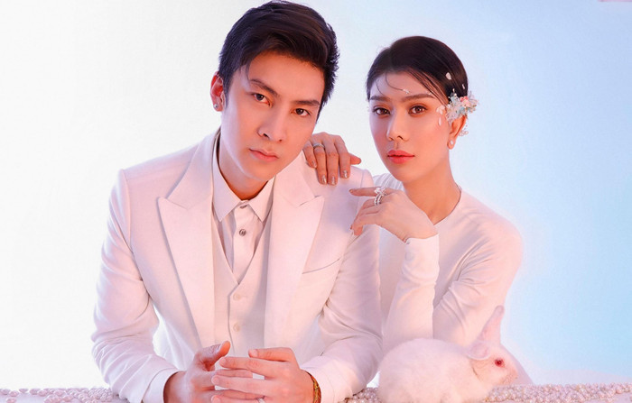 Cô còn thay đổi luôn kiểu make up sang tông cam đào nhẹ nhàng, cùng những cánh hoa mỏng được đính trên một bên mắt và tóc, nhan sắc của Lâm Khánh Chi như thêm phần kiêu sa, thoát tục hơn