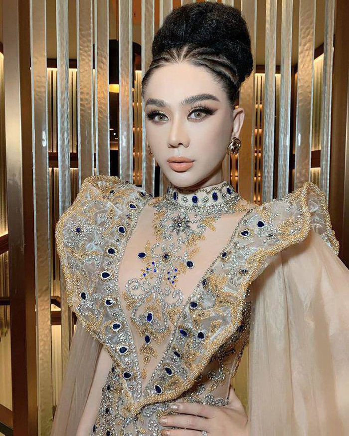 Lâm Khánh Chi rất ưa chuộng kiểu chuốt mi dày cộm, kẻ eyeliner sắc sảo, đánh khối mạnh tay 