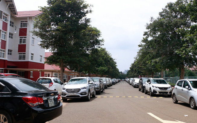 Buổi họp phụ huynh đầu năm khiến cư dân mạng tròn mắt ngạc nhiên bởi dàn xế hộp tiền tỷ đậu kín sân trường Ảnh 2