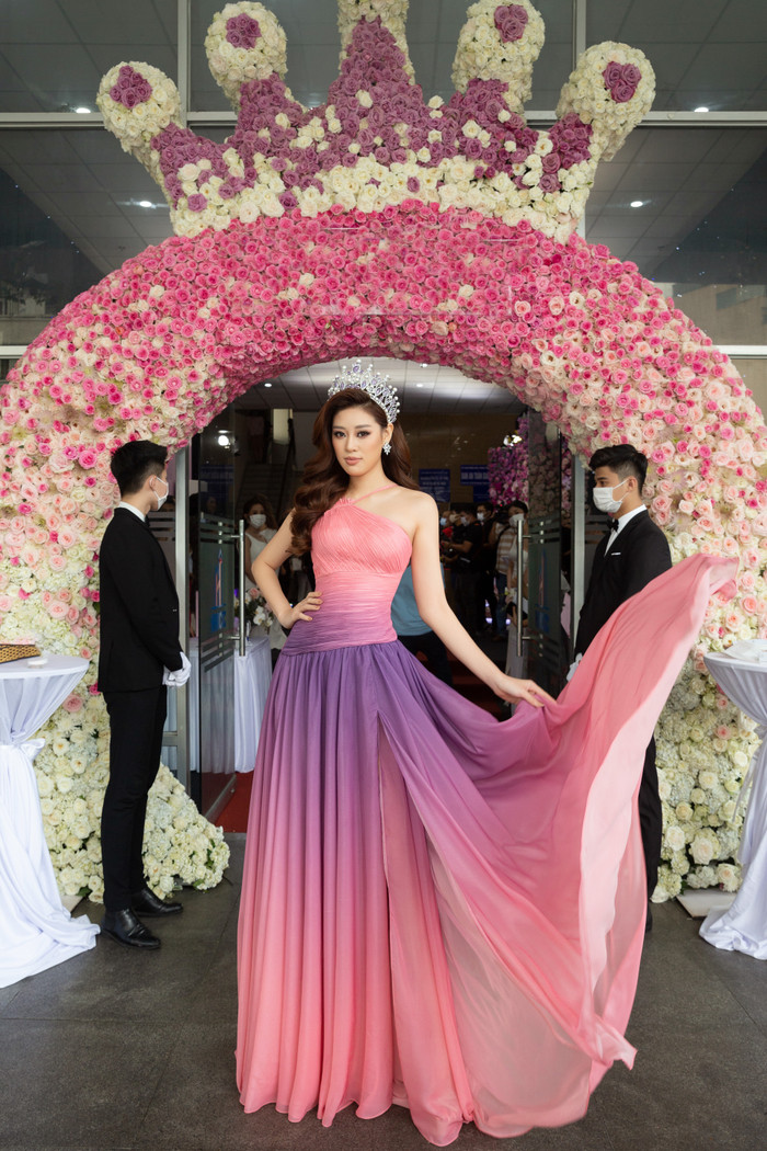 Diện mạo mới nhất của Khánh Vân ngay lập tức khiến fan lịm tim bởi nét đẹp kiêu kì và thướt tha chuẩn Miss Universe. Bộ váy ombre ấn tượng và chất liệu bay bổng thật sự là một sự lựa chọn hoàn hảo cho Khánh Vân. 