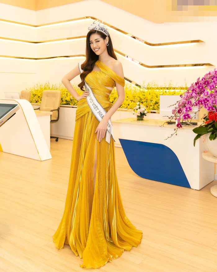 Chính kinh nghiệm làm người mẫu lâu năm, cộng với am hiểu về xu hướng thời trang nên Khánh Vân biết thế mạnh của mình chính là những thiết kế yêu cầu yêu tố trình diễn cao. Bộ váy màu vàng xếp ly này cũng là sự lựa chọn hoàn hảo cho Khánh Vân. 