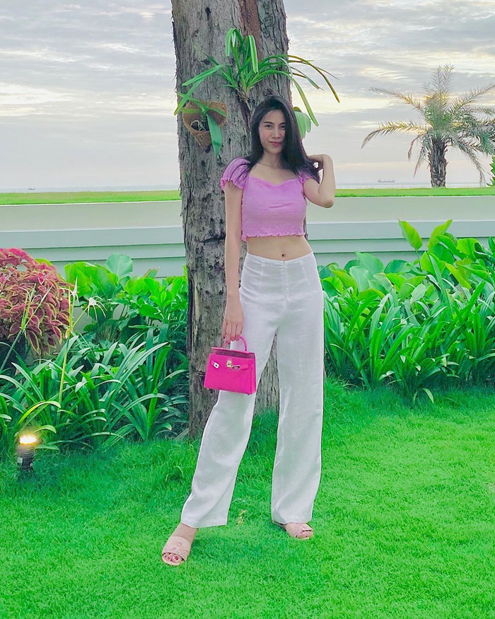 Nữ ca sĩ Thủy Tiên trong set đồ đầy sắc màu với áo croptop nhún bèo mix kèm quần trắng vải mỏng tôn dáng vô cùng