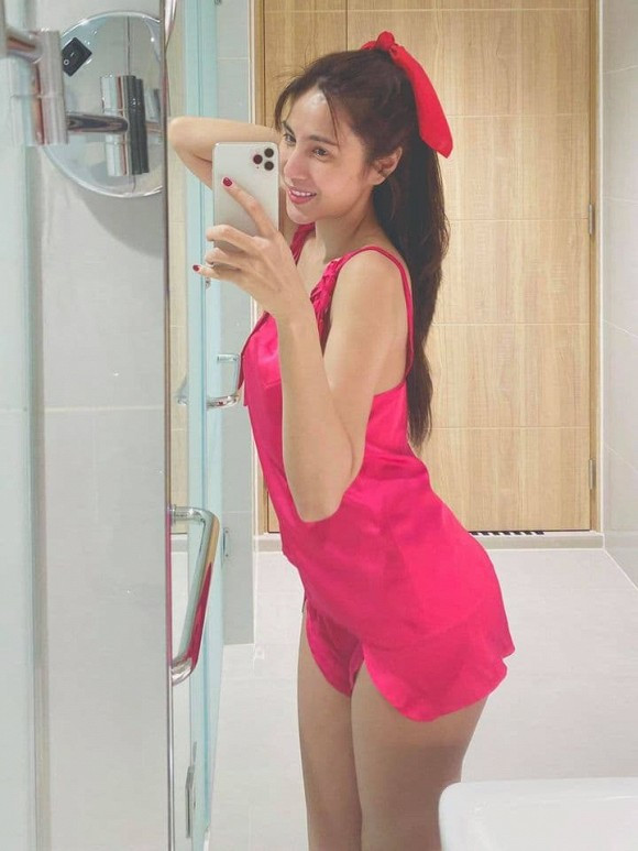 Nhìn cô trẻ hơn tuổi thật trong bộ đồ ngủ khoe khéo ba vòng gợi cảm 