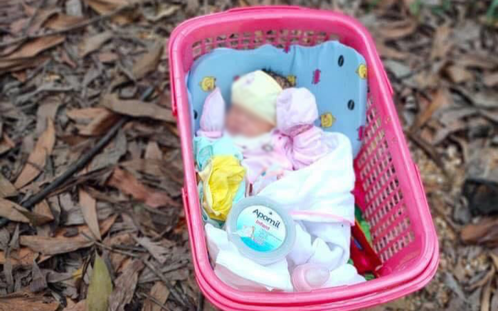 Bé gái bị bỏ rơi ven đường tỉnh lộ kèm tờ giấy: 'Tôi không đủ điều kiện nuôi ai nhặt được nuôi dùm' Ảnh 2