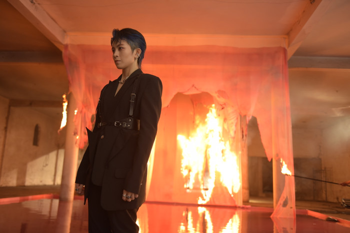 Đặc biệt, phong cách thời trang cực ngầu cùng gương mặt đẹp trai không góc chết của Gil Lê thật sự khiến các fangirl 'muốn gục ngã'. 