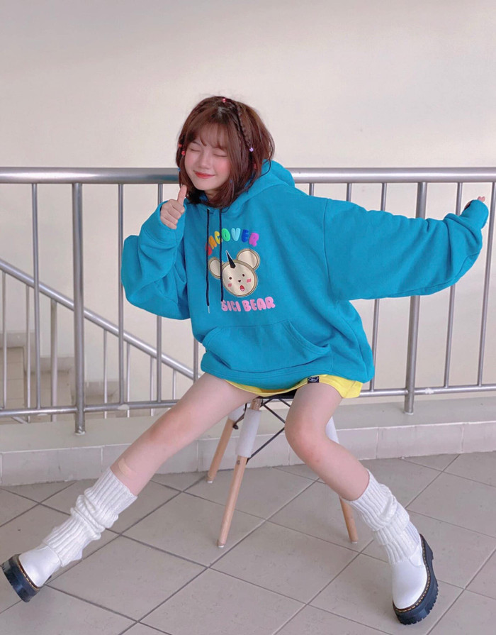 Minh Ngọc, em gái Linh Ngọc Đàm được biết đến với nhan sắc ngọt ngào, trong veo đứng bên chị gái không hề kém cạnh