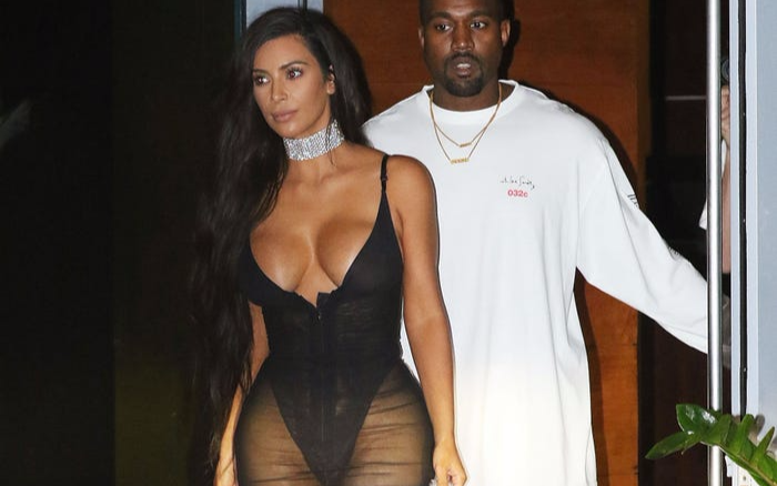 Kim Kardashian và 17 bộ váy áo thị phi nhất, gây tốn bao giấy mực báo chí Ảnh 2