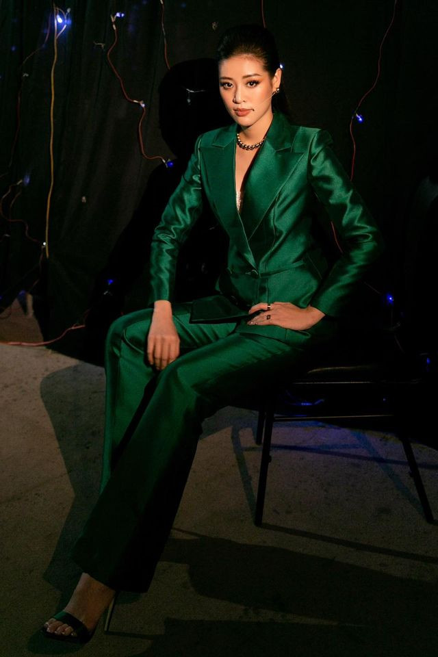 Hơn nữa nhan sắc của Khánh vân cũng trở nên thăng hạng khi diện sắc phục này. Xanh lá vốn là màu sắc kén người mặc nhưng khi khoác lên người, Hoa hậu Khánh Vân vô cùng rực rỡ.