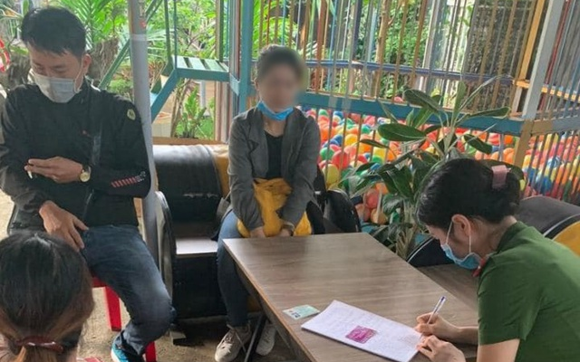 Phát hiện 2 vợ chồng làm dịch vụ tiêm 'chui' vắc xin bạch hầu Ảnh 2