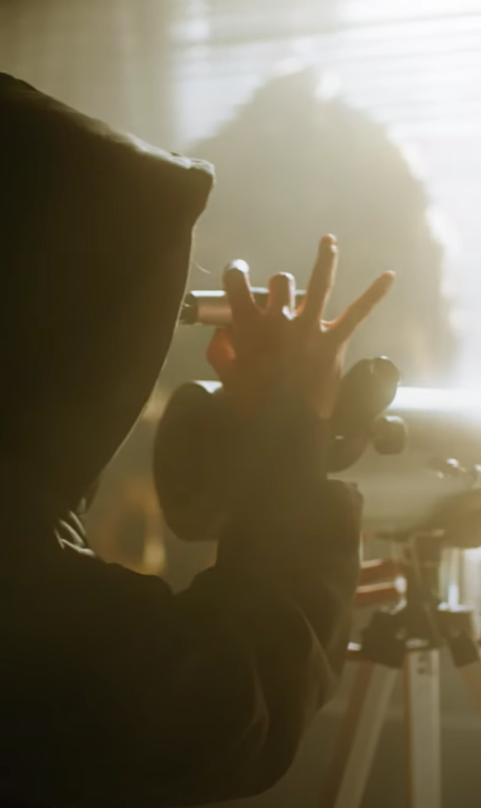 Đến một ngày đẹp trời, nhân vật bị cô gái “bắt quả tang' đang theo dõi mình trong 1 căn phòng và quyết tới tận nơi “khám xét'.