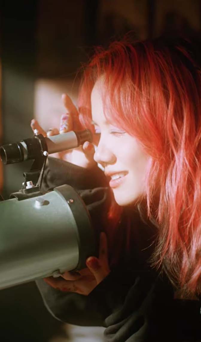 Hoá ra đó chẳng phải 1 nhân vật nam nào như khán giả tưởng tượng, chỉ là một Phương Ly khác đang thoải mái, tự do tự tại nhìn ra thế giới qua lăng kính viễn vọng.