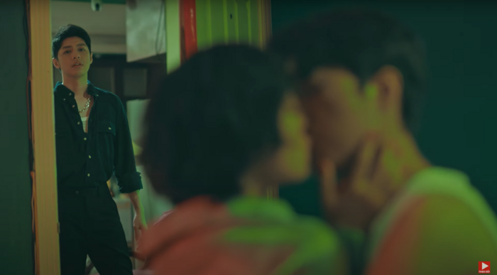 Cảnh Noo Phước Thịnh cay đắng nhìn bạn gái tình tứ bên anh chàng người Hàn ở nhà riêng, ai cũng tưởng rằng nam ca sĩ lại bị “cắm sừng' trong MV này. 