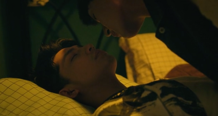 Thế nhưng, màn “cua gắt” ở giữa MV mới gây “đau tim' khi nam diễn viên Ji Hyuk Lim đưa Noo Phước Thịnh về nhà trong tình trạng say xỉn và suýt đặt nụ hôn lên môi nam ca sĩ. 