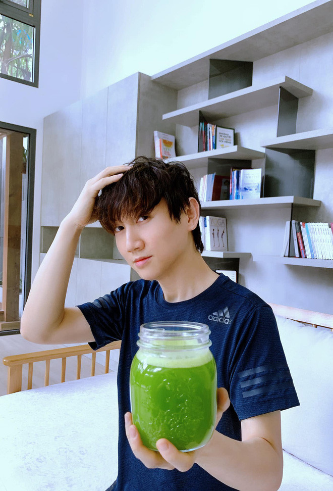 Thay vì sử dụng các loại thuốc, trà giảm cân thì Mr. Siro 'tậu' hẳn máy xay sinh tố về để tự mix ra những ly sinh tố xanh bổ dưỡng giúp cơ thể được thanh lọc, thải độc và tăng cường sức khỏe