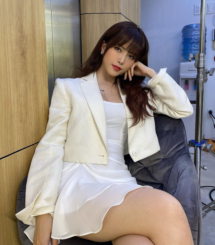 Riêng Thiều Bảo Trâm lại chọn mix cùng váy trắng đơn giản, tạo thành hình tượng 'tổng tài' thanh lịch. 