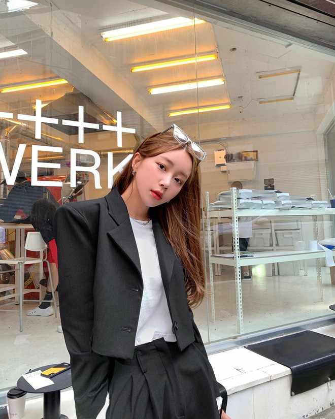 Bên cạnh đó, phong cách này vẫn hoàn toàn phù hợp với các cô nàng công sở, cần độ chỉn chu, thanh lịch. 