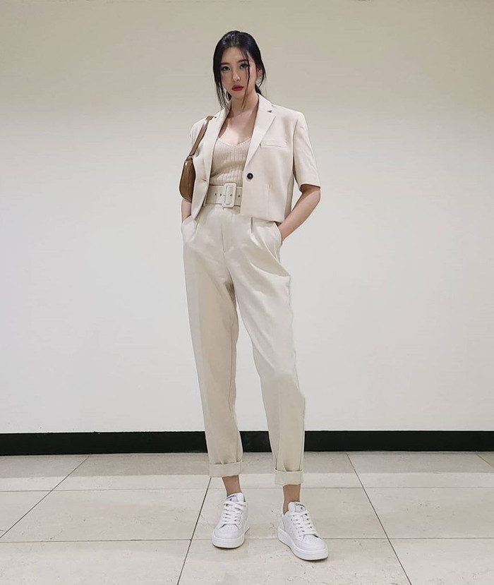 Không chỉ các sao Việt, nhiều nghệ sĩ Hàn cũng ưu ái trang phục được mix cùng item này. Chiếc blazer lửng lơ ngang eo đi cùng quần dài cùng tông màu khiến đôi chân dài của cô nàng như được kéo thêm bất tận. 