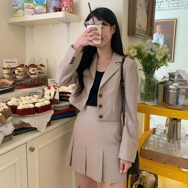 Ngoài ra, khi mix cùng chân váy lại rất nữ tính, dễ thương.