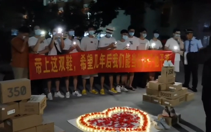 Lớp trưởng đi làm thêm 4 tháng để mua giày cho các bạn nữ trong lớp Ảnh 2