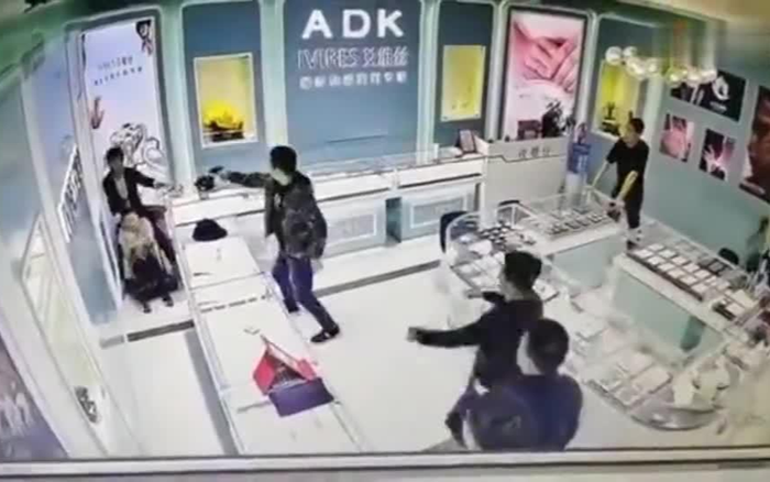 Muốn tự tử nhưng lại sợ đau, người đàn ông có hành động điên rồ khiến dân tình ngao ngán Ảnh 2