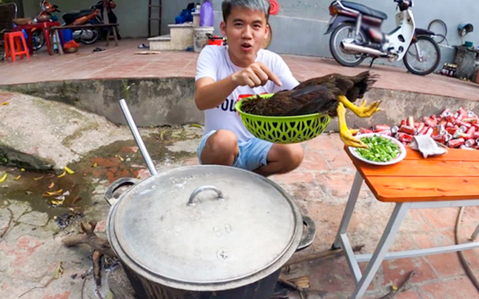 Sở TT&TT Bắc Giang mời con trai bà Tân Vlog lên làm việc về vlog cháo gà nguyên lông Ảnh 2