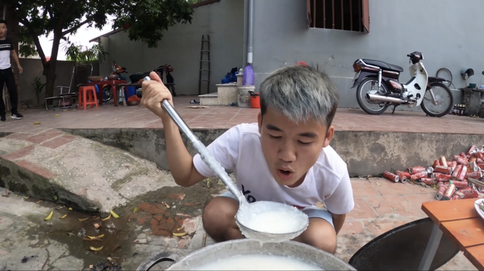 Mở đầu video, con trai bà Tân Vlog cho biết sẽ thực hiện thử thách nấu nồi cháo “siêu to khổng lồ”. (Ảnh: Hưng Troll)