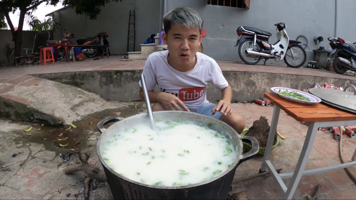 Nồi cháo khi gần được nấu hoàn thành. (Ảnh: Hưng Troll)