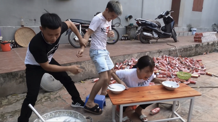 Sau khi phát hiện bị Hưng Vlog chơi khăm, cả hai người em của nam vlogger đã hoảng hốt bỏ chạy. (Ảnh: Hưng Troll)