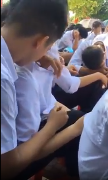 Rất nhiều người tỏ ra bức xúc trước hành động này của cặp đôi. Ảnh cắt từ clip