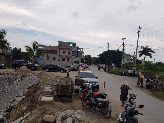 Rất đông người dân tập trung bên ngoài hiện trường.