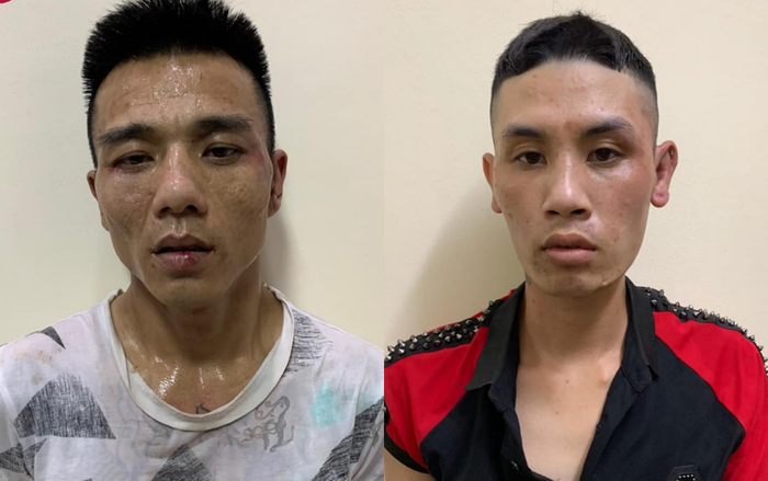 Mạnh (trái) và Đạt (bìa phải) tại trụ sở công an.