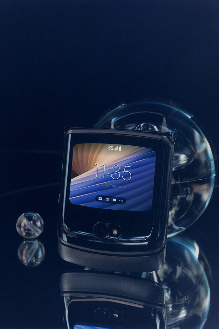 RARZ 5G có khung máy bằng nhôm, với phần màn hình phụ và camera ở bên ngoài. (Ảnh: Motorola / hypebeast.kr)