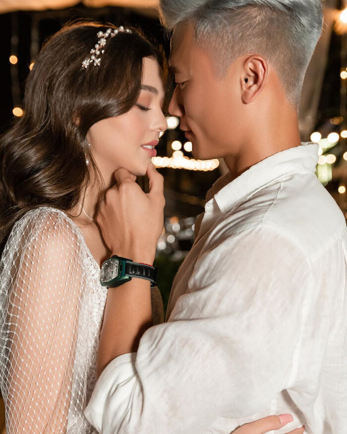 Đầu tiên, Diaka thừa nhận đang hẹn hò với Bùi Tiến Dũng. Không lên tiếng xác nhận, nhưng những bức hình tình cảm như ôm eo, hôn nhẹ lên trán Dianka… của người hùng U23 Việt Nam tại Thường Châu cũng là lời khẳng định cho mối quan hệ yêu đương của cặp đôi.