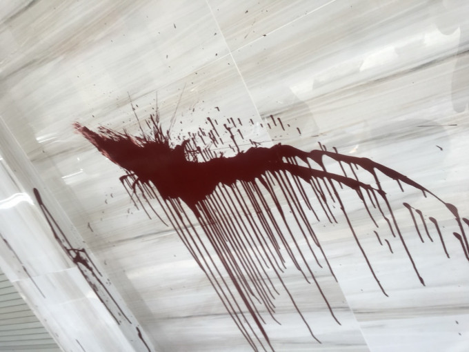 Vết sơn đỏ loang lỗ như vết máu