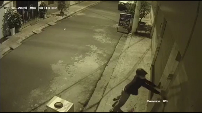 Đối tượng được cho là người tạt sơn nhà Trọng Hưng