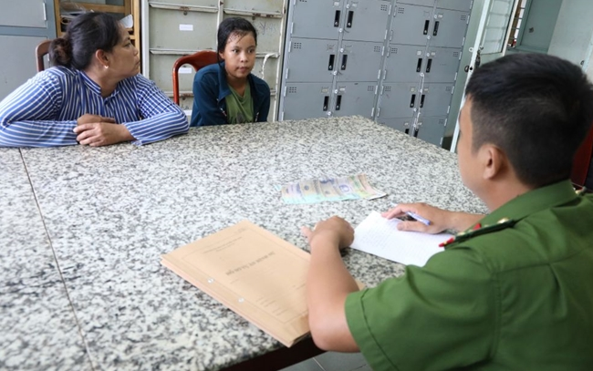 Đến chơi nhà bạn trai, thiếu nữ 15 tuổi lẻn sang hàng xóm cạy tủ trộm 3 cây vàng Ảnh 2