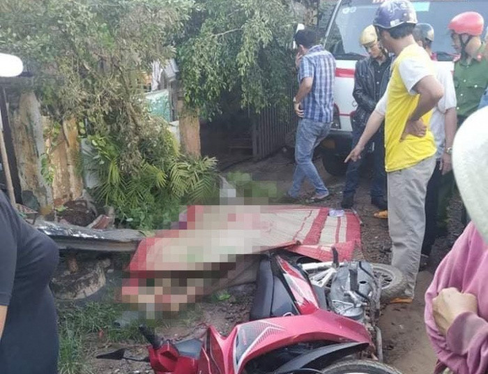 Hiện trường vụ tai nạn giao thông nghiêm trọng khi đang dừng chờ đèn đỏ