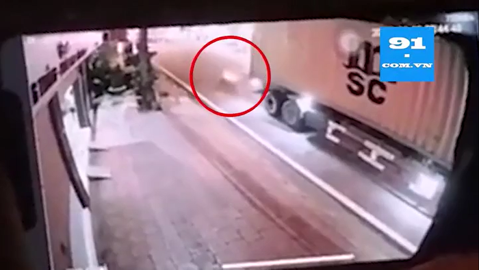 Cú tông mạnh vào đuôi xe container đã khiến hai nữ sinh bị thương nặng và đưa vào bệnh viện cấp cứu ngay sau đó. Ảnh cắt từ clip