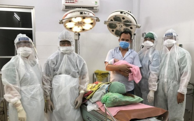 Đang cách ly tập trung phòng dịch COVID-19, sản phụ hạ sinh thành công bé trai nặng hơn 3kg Ảnh 2