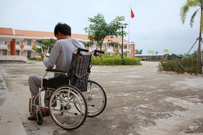 Câu chuyện về 'đôi chân tròn': Nghị lực đáng ngưỡng mộ của một thầy giáo trẻ vươn lên từ tật nguyền Ảnh 2