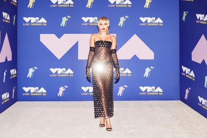 Miley Cyrus lần đầu chia sẻ về giọng hát ngày càng xuống dốc, phủ nhận tin đồn mất giọng vì nghiện rượu Ảnh 1