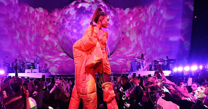 Trước đó, Ariana Grande cũng quảng bá hai album liên tiếp trong cùng một tour diễn.