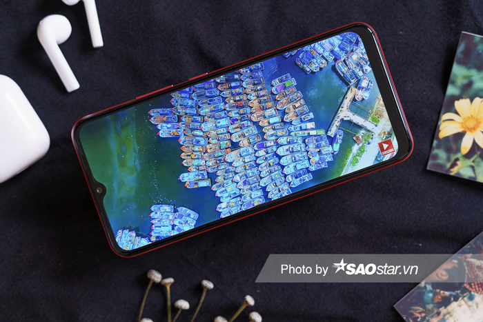 Hội thích xem phim là đối tượng cần smartphone bền bỉ hẳn sẽ hưởng lợi nhiều nhất từ viên pin dung lượng 6.000 mAh mang lại