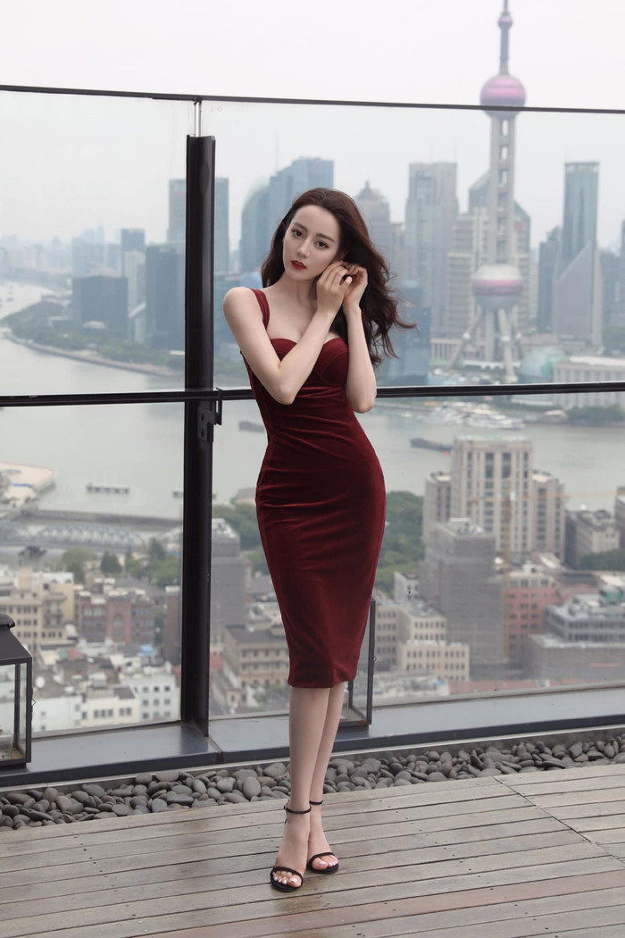 Hình thể cùng visual đỉnh cao của mỹ nhân Tân Cương diện bộ váy này đẹp không chỗ chê và không chút mỡ thừa nào 