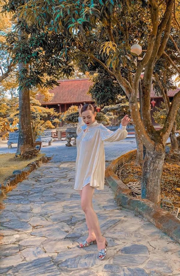 Chiếc váy với phom dáng bồng bềnh tuy vẫn khoe được đôi chân dài nhưng đồng thời cũng nuốt hết mọi đường cong.